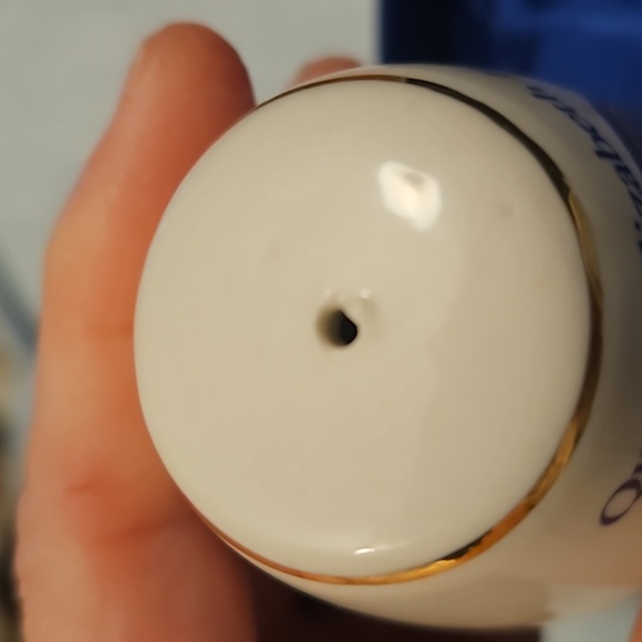 Queen Elizabeth II Diamond Jubilee salt & pepper shakers - Picture 4 of 8